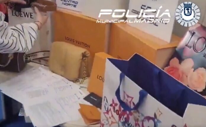 Detenida por estafar más de 9.500 euros con la venta de bolsos falsos de Loewe y Vuitton