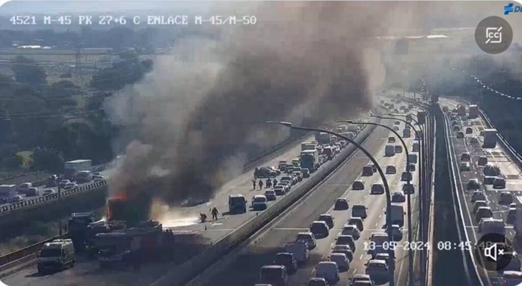 Retenciones en la M-45 tras el incendio de un camión en el entorno de El Cañaveral