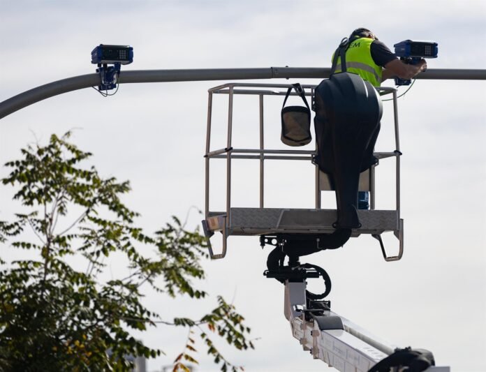 Madrid incorpora semáforos con cámara en 13 cruces de El Cañaveral y Valdebebas