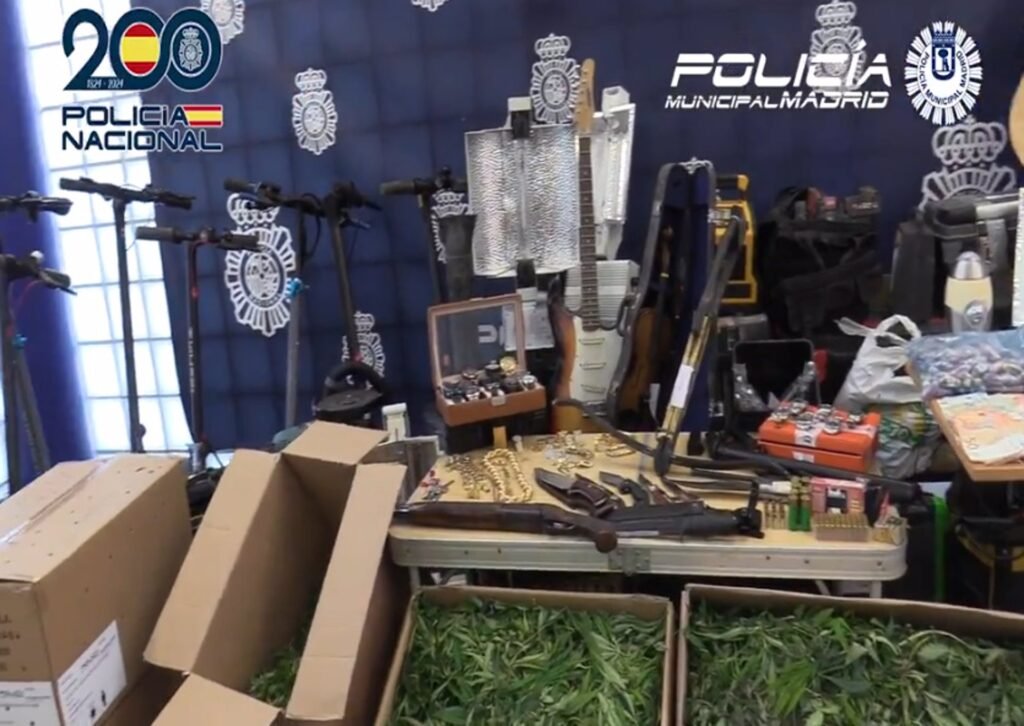 Desmantelados dos 'narcopisos' en Latina con 200 plantas de marihuana dinero y joyas de gran valor