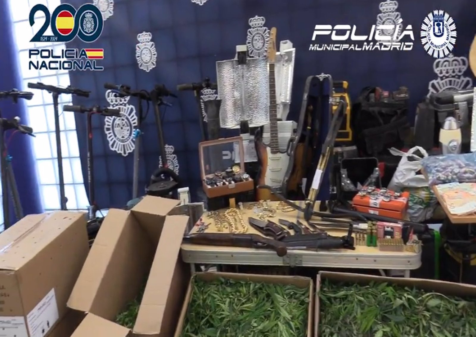 Desmantelados dos 'narcopisos' en Latina con 200 plantas de marihuana dinero y joyas de gran valor