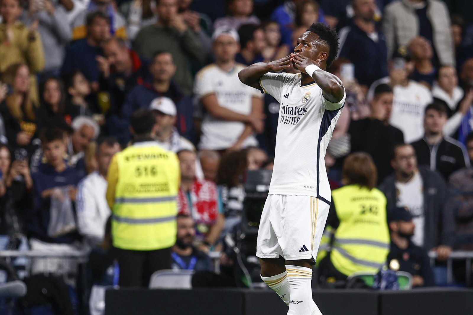 El Real Madrid golea a un débil Alavés