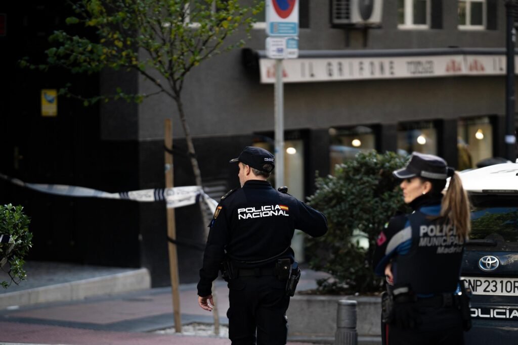 Agentes fuera de servicio detienen a un hombre por robar una cadena de oro a una anciana en San Blas