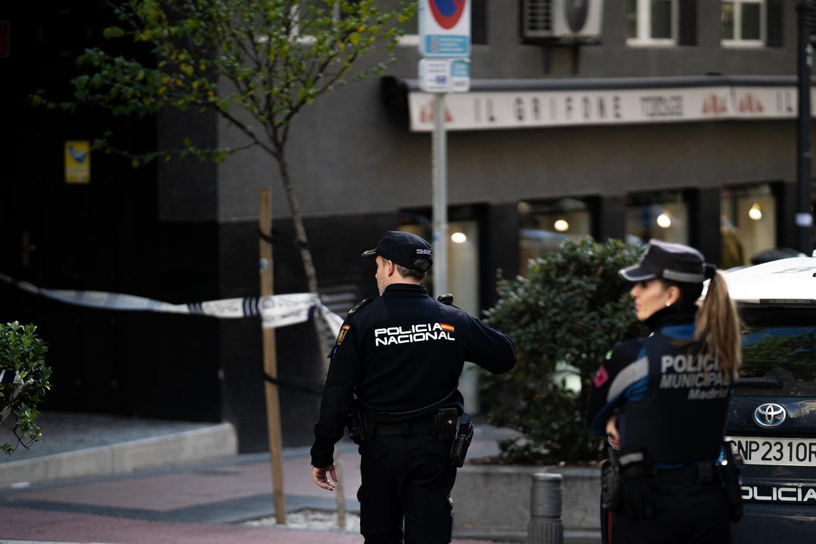 Agentes fuera de servicio detienen a un hombre por robar una cadena de oro a una anciana en San Blas