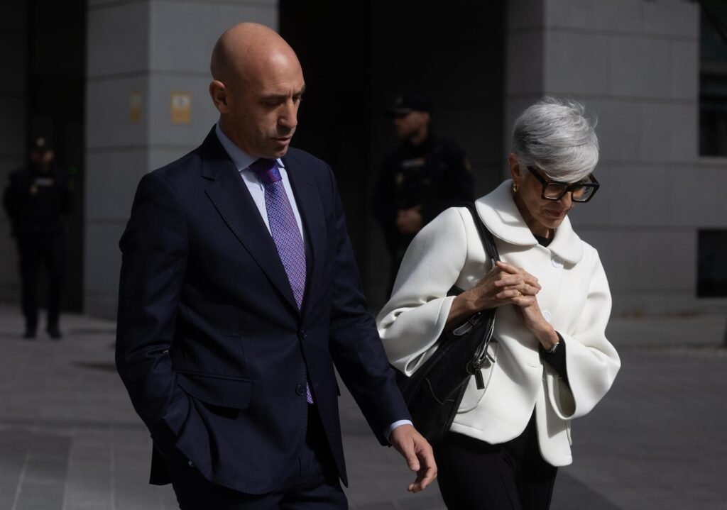 Rubiales asegura que Hermoso "cambió su versión" sobre el beso