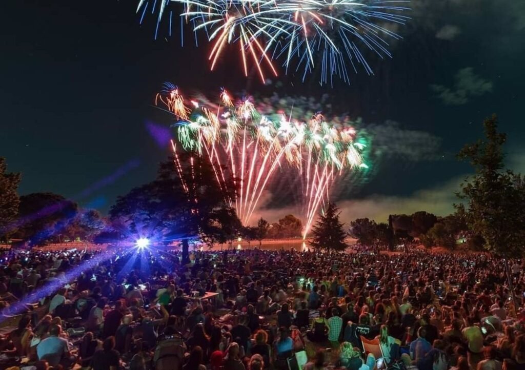 El parque de La Alhóndiga acoge este viernes un espectáculo piromusical