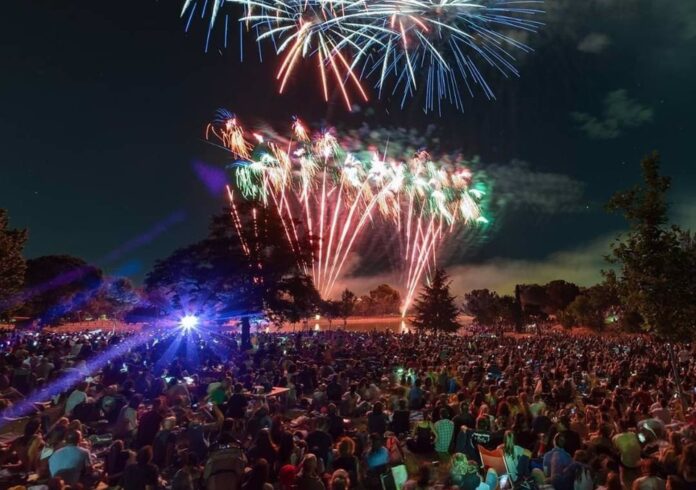 El parque de La Alhóndiga acoge este viernes un espectáculo piromusical El parque de La Alhóndiga acoge este viernes un espectáculo piromusical