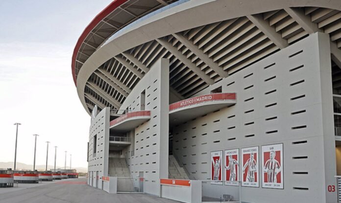 El Atlético de Madrid emprende el regreso a su anterior escudo izando una bandera en el Cívitas Metropolitano