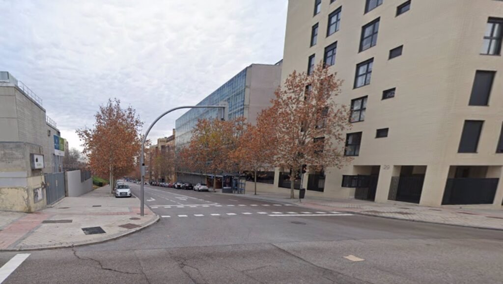 Roban con un hacha una furgoneta de reparto en el PAU de Carabanchel