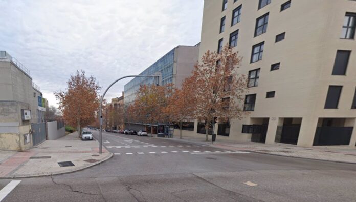 Roban con un hacha una furgoneta de reparto en el PAU de Carabanchel