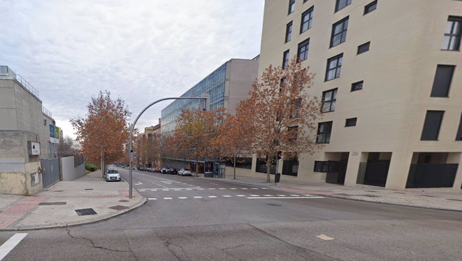 Roban con un hacha una furgoneta de reparto en el PAU de Carabanchel