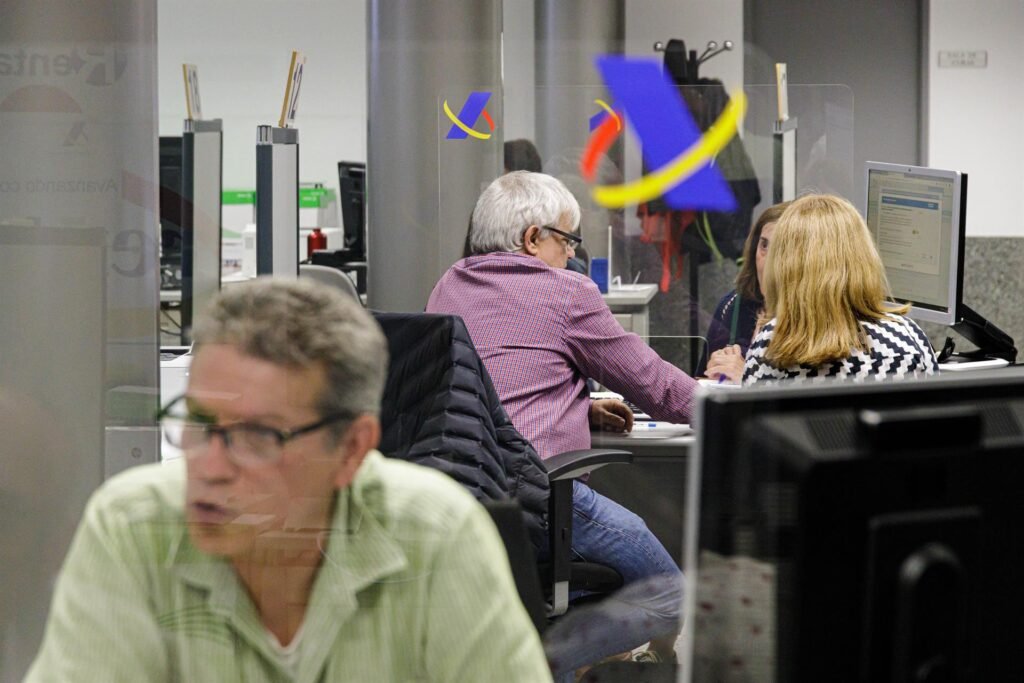 Los contribuyentes podrán solicitar cita a partir de hoy para la atención presencial de la Renta