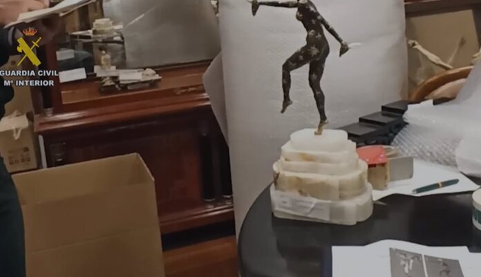 Intervenidos 18 lotes de piezas de marfil de elefantes que se subastaban sin autorización en Madrid Intervenidos 18 lotes de piezas de marfil de elefantes que se subastaban sin autorización en Madrid