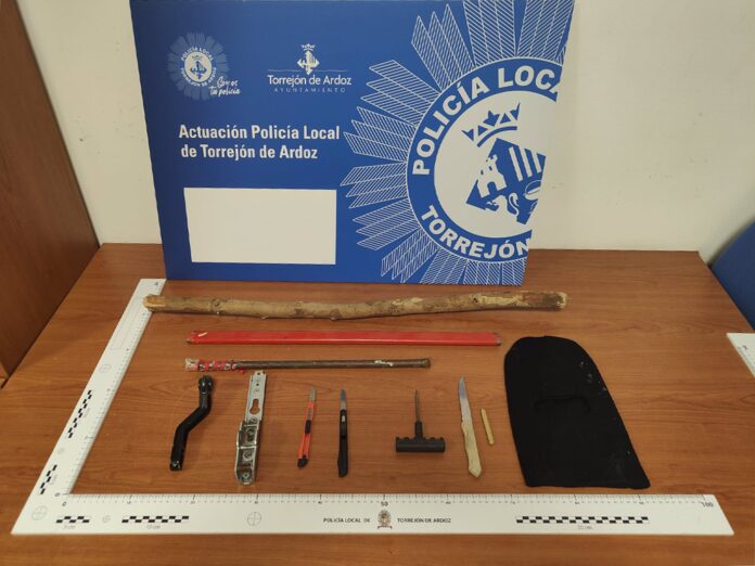 Requisadas de nuevo varias armas blancas y objetos contundentes en zonas comunes de avenida de Carmen Laforet