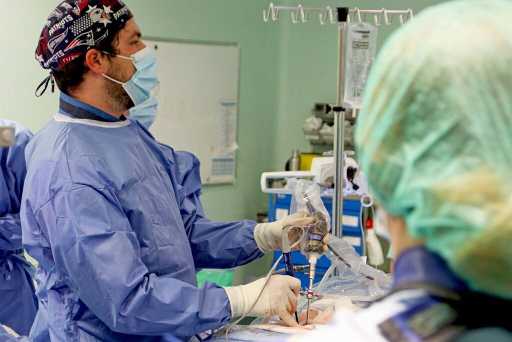 Traumatología del Hospital de Torrejón incorpora la cirugía endoscópica de columna