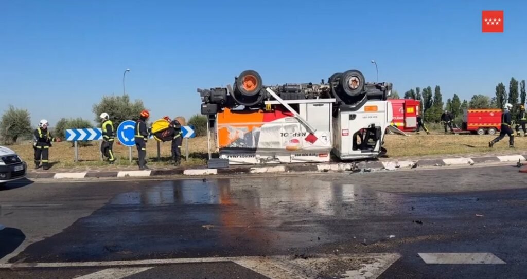 Vuelca un camión cisterna con gasoil en la M-404