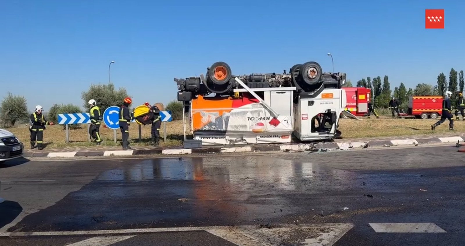 Vuelca un camión cisterna con gasoil en la M-404
