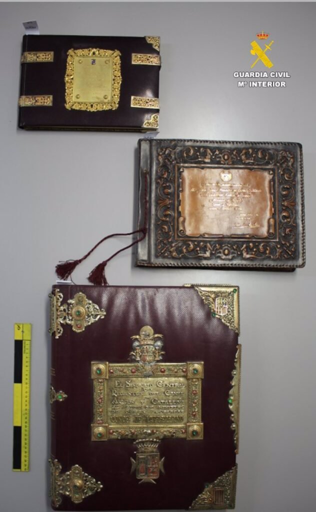 Dos detenidos por el robo en La Granja (Segovia) de tres libros "de gran valor histórico"