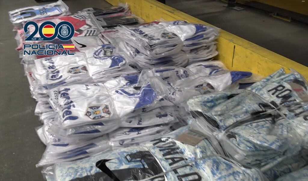 Requisadas más de 11 toneladas de camisetas falsificadas de equipos de fútbol