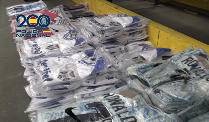 Requisadas más de 11 toneladas de camisetas falsificadas de equipos de fútbol