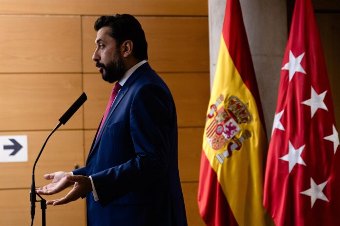 B4CB8D78-7CEB-445F-9A61-8EBE5A2C6B5E