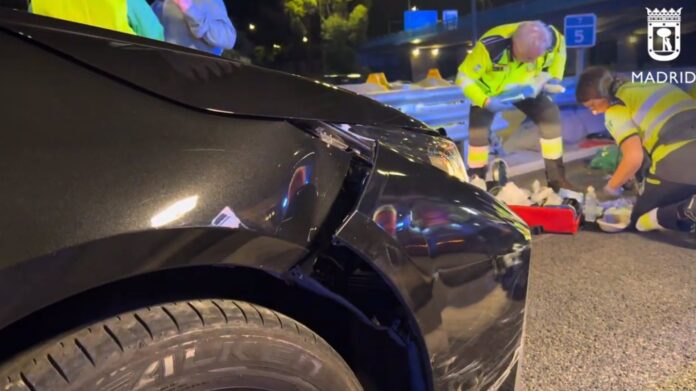 Muere una mujer de 45 años y otro hombre resulta herido tras colisionar su moto con un VTC en la M-30