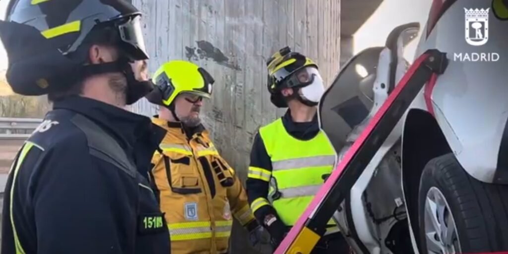 Muere un conductor que subió a la bionda metálica e impactó contra un pilar de un puente en Villa de Vallecas