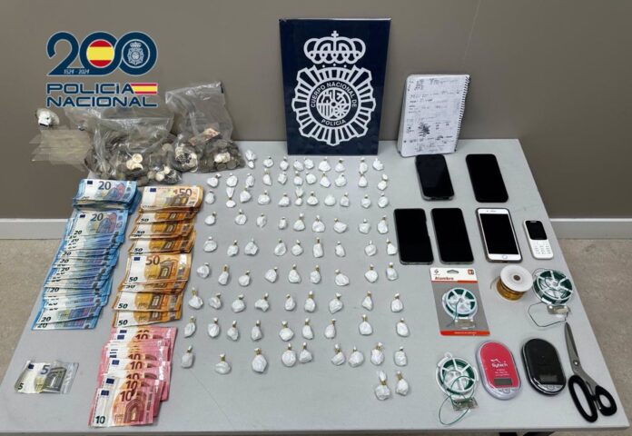 Desmantelan un 'narcopiso' en Tetuán especializado en 'telecoca' y otro en Villaverde con variedad de drogas