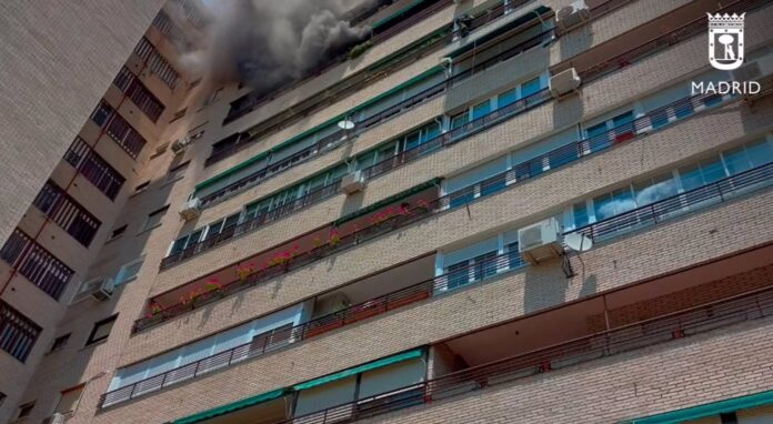 Once rescatados en el incendio de una casa en el distrito de Latina sofocado por 21 dotaciones de bomberos