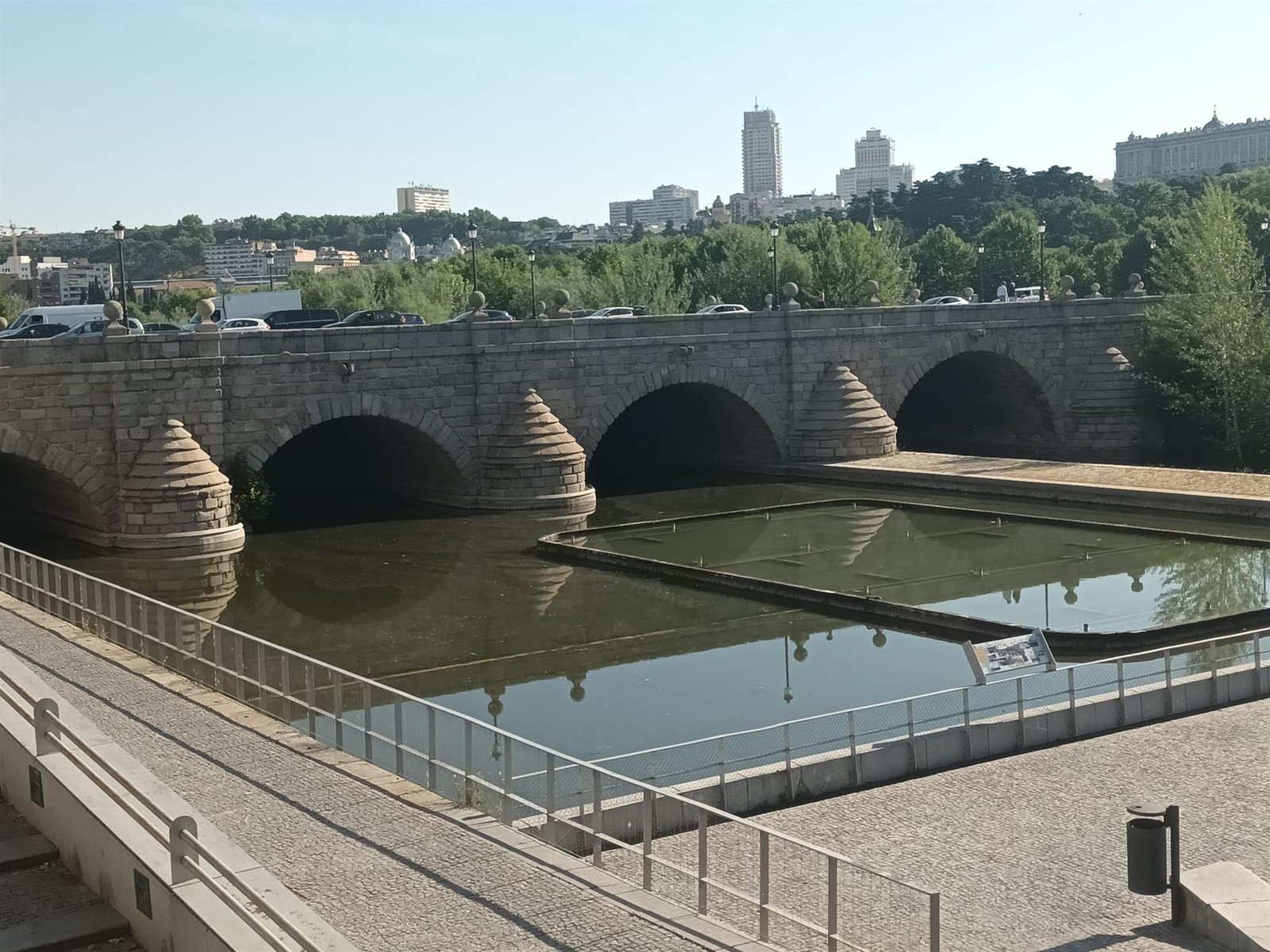 mas madrid y la iluminacion del cauce del rio