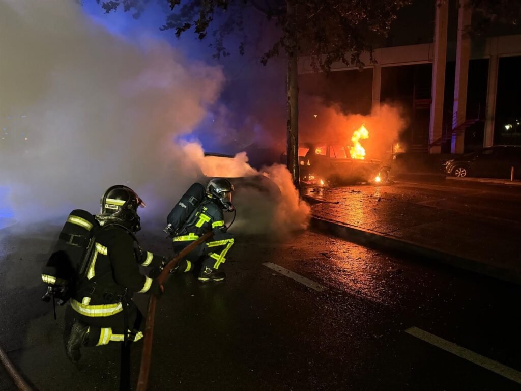 Arden seis vehículos en una calle de Pozuelo de Alarcón
