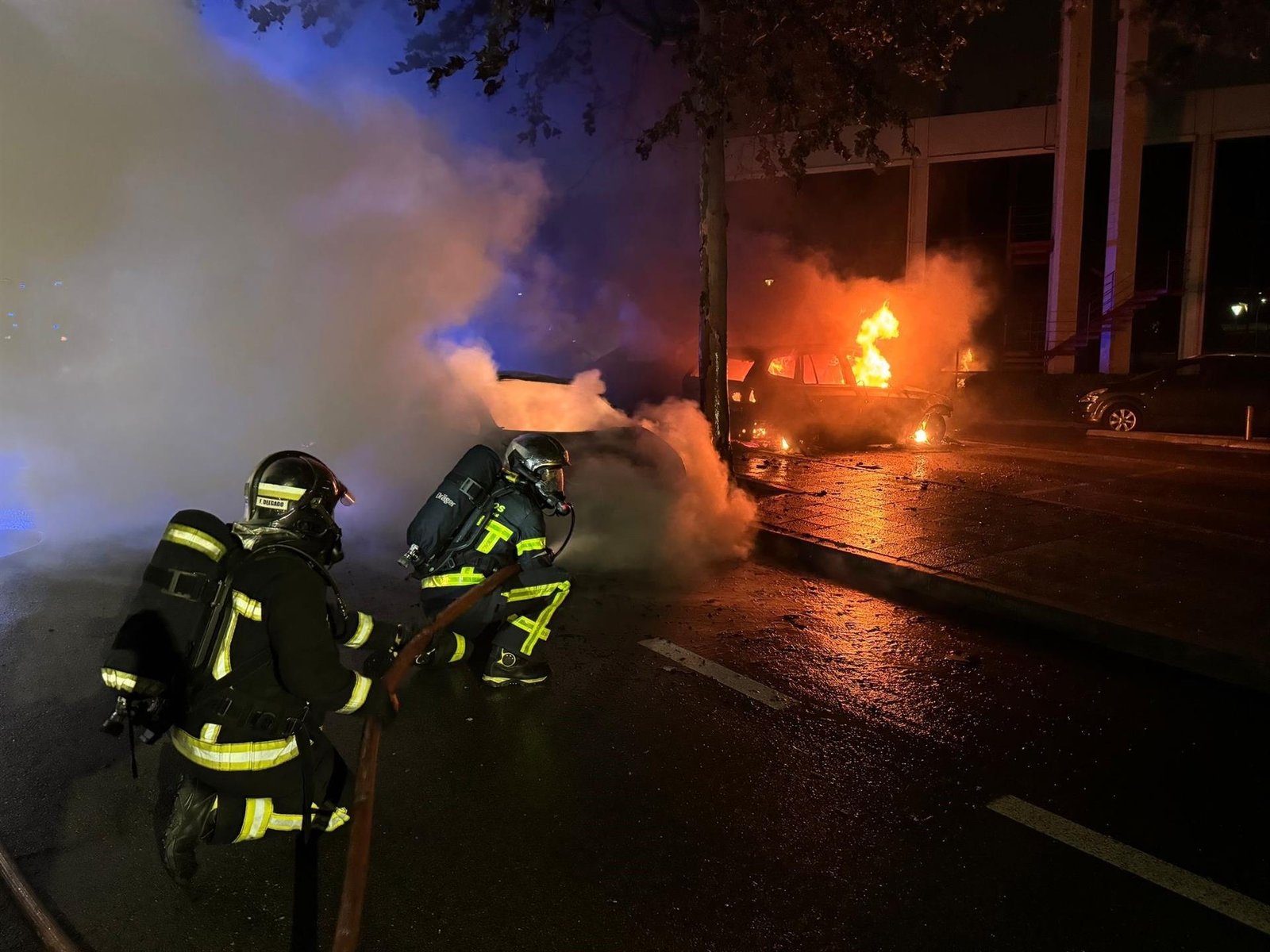 Arden seis vehículos en una calle de Pozuelo de Alarcón