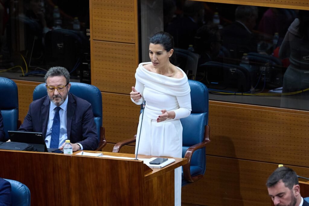 Ayuso pregunta "qué sentido tiene Vox" si con "la que cae en España" solo tienen "una campaña continua" contra PP
