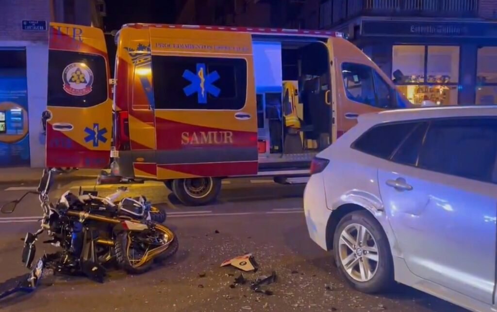Dos ocupantes de una moto resultan heridos en una colisión con un VTC en el distrito de Chamartín