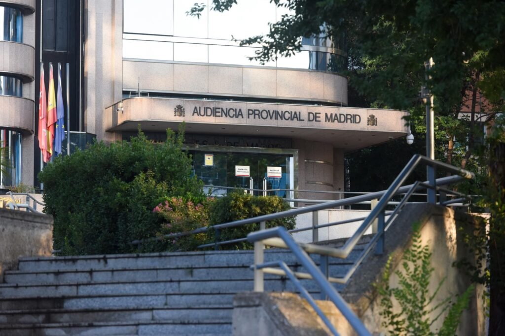 Dos policías, al banquillo por golpear al único joven de raza negra que había entre los asaltantes a un recinto ferial