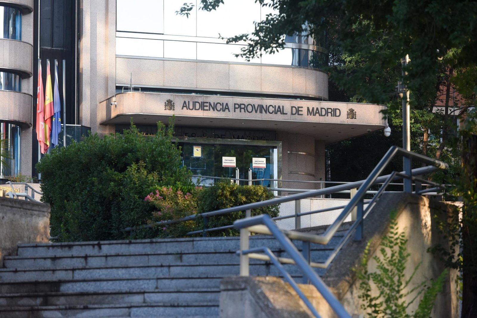 Dos policías, al banquillo por golpear al único joven de raza negra que había entre los asaltantes a un recinto ferial
