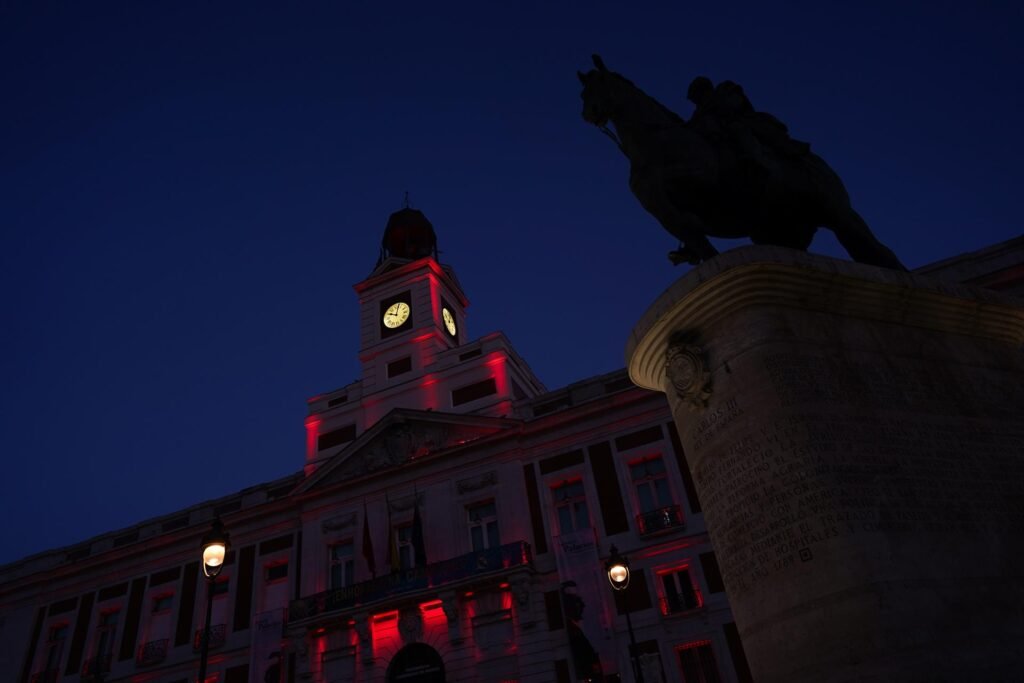 La fachada de la Real Casa de Correos se tiñe de rojo en honor de los donantes de sangre