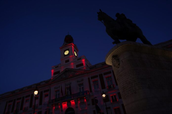 La fachada de la Real Casa de Correos se tiñe de rojo en honor de los donantes de sangre La fachada de la Real Casa de Correos se tiñe de rojo en honor de los donantes de sangre