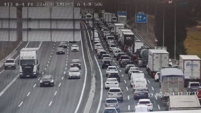 varios kilómetros de atasco en la A-3 en Pinto