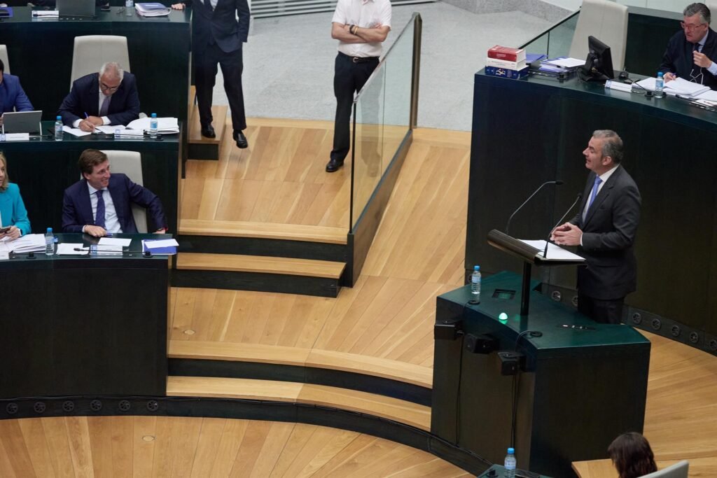Ortega Smith afea a Almeida no tener principios y afirma que la política sin ellos sólo es "corruptela" o "mercadeo"