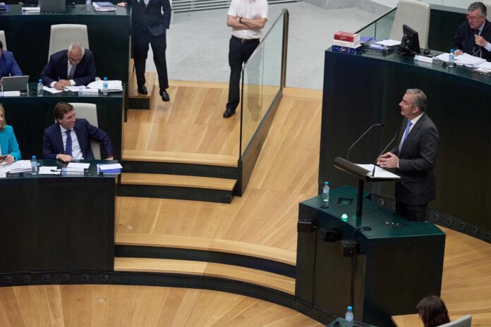 Ortega Smith afea a Almeida no tener principios y afirma que la política sin ellos sólo es 