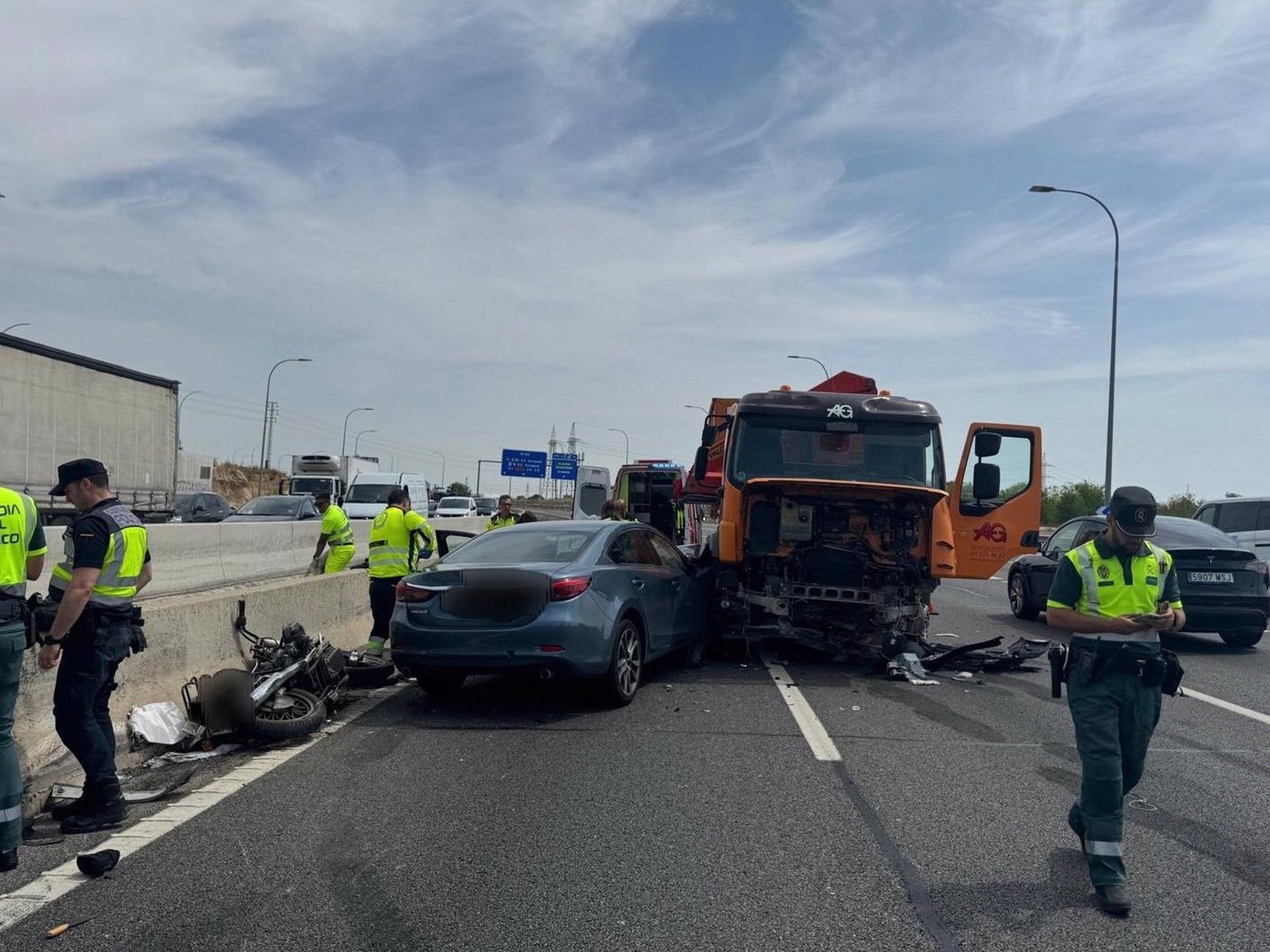 Un herido grave y otro leve en la colisión de un camión, un coche y una moto en la M-40