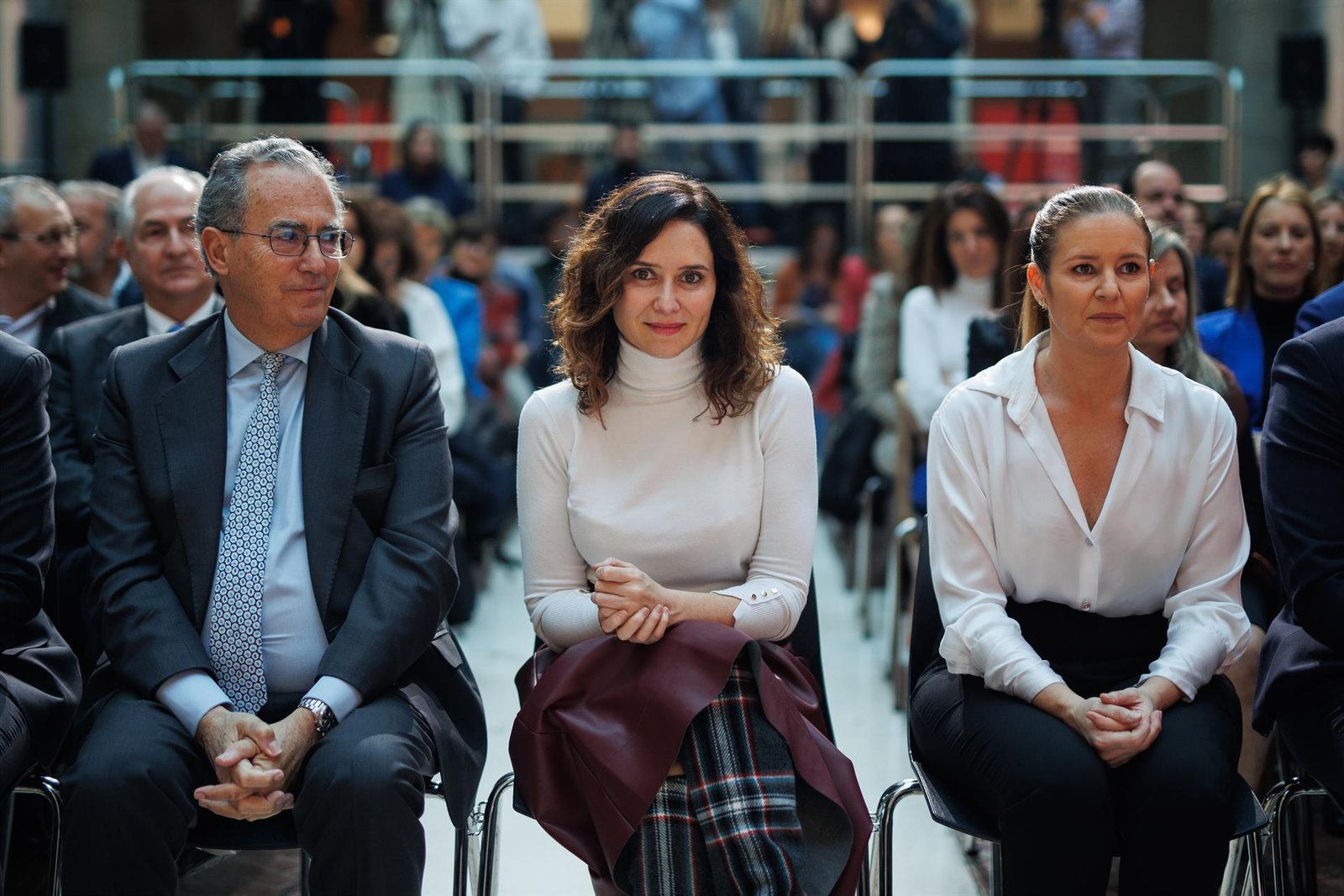 Ayuso califica de "electoralismo puro" el recurso del Gobierno a la reforma de las leyes LGTBI regionales
