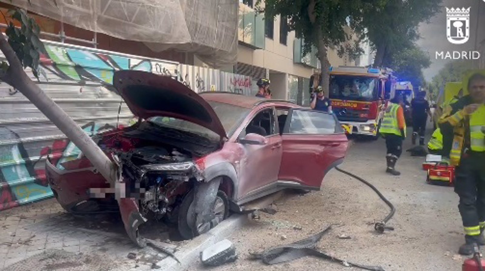Herida grave una conductora al desvanecerse y chocar contra un árbol en la calle Embajadores