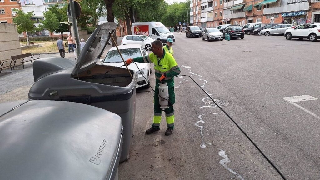 Operarios municipales baldean las 700 paradas de contenedores con un vehículo hidrolimpiador a presión