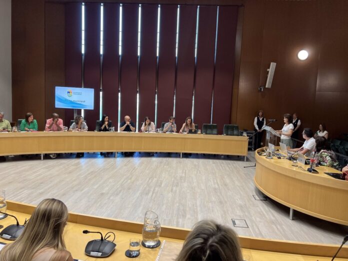 María José Hernández toma posesión de su acta de edil por Más Madrid tras la renuncia de Juan José Jurado