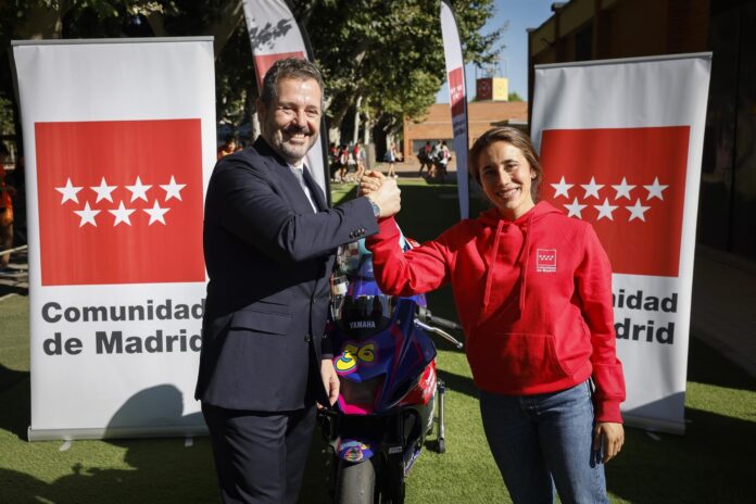 Teatracampeona europea de motociclismo Beatriz Neila recibe el reconocimiento de la Comunidad por sus éxitos deportivos
