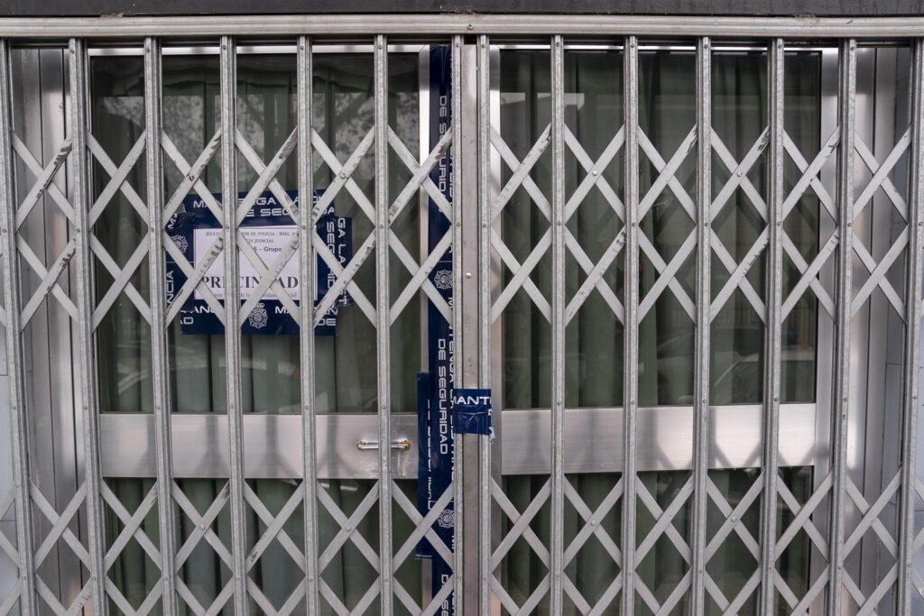 La fiscal califica de asesinato el doble crimen de un taxista en el bar 'La Espuela' de Parla: "Les ejecutó"