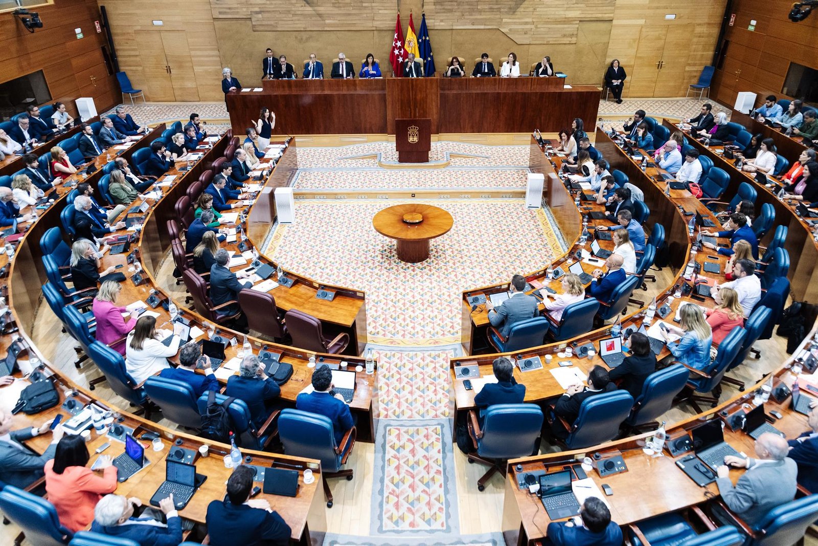 La Asamblea ha celebrado 28 plenos en un año con 108 preguntas a Ayuso y 26.000 iniciativas de los grupos