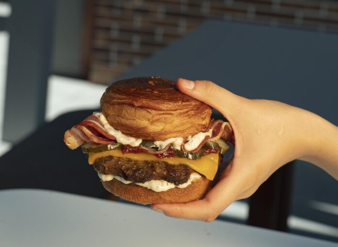 Burger King se alía con el madrileño Dabiz Muñoz para reforzar su apuesta por las hamburguesas 'premium' Burger King se alía con el madrileño Dabiz Muñoz para reforzar su apuesta por las hamburguesas 'premium'